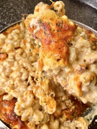 a plate of macaroni and cheese on a table